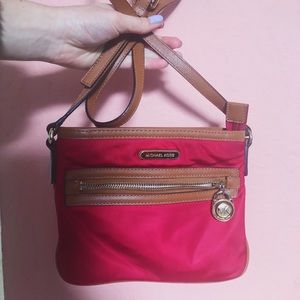 Michale KORS Red Cross body !! 🎒